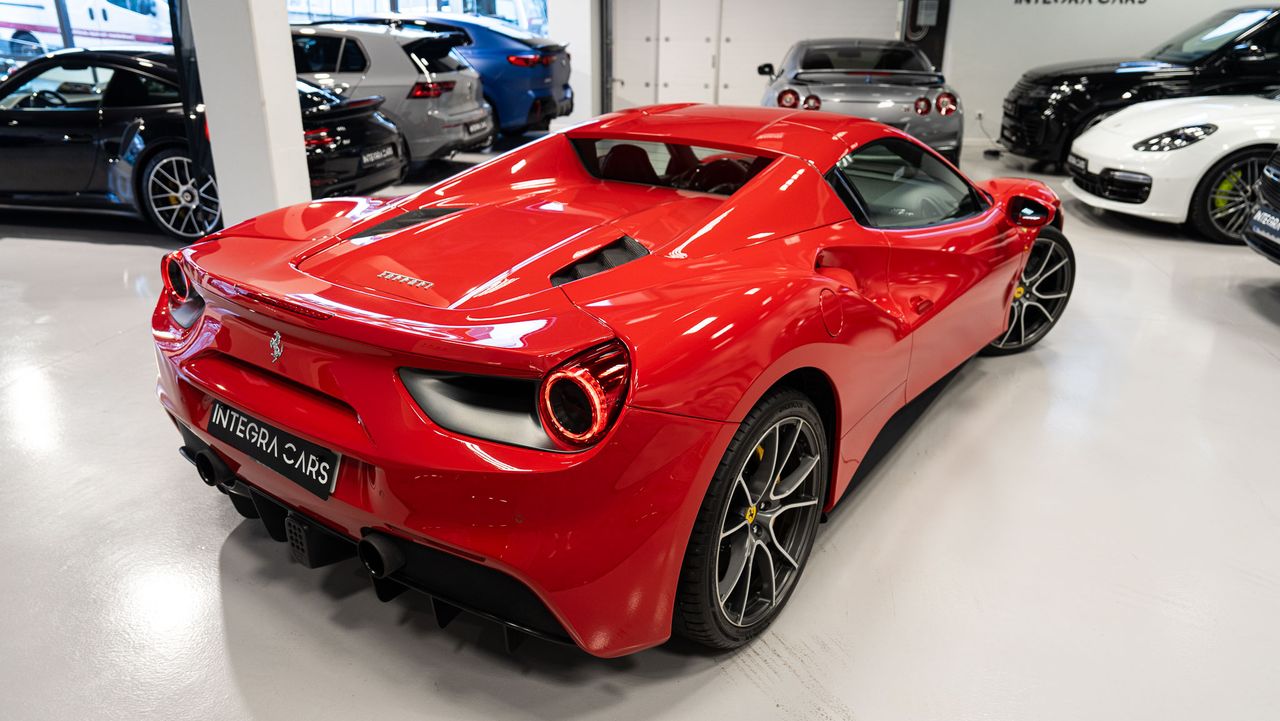 Foto Ferrari 488 8