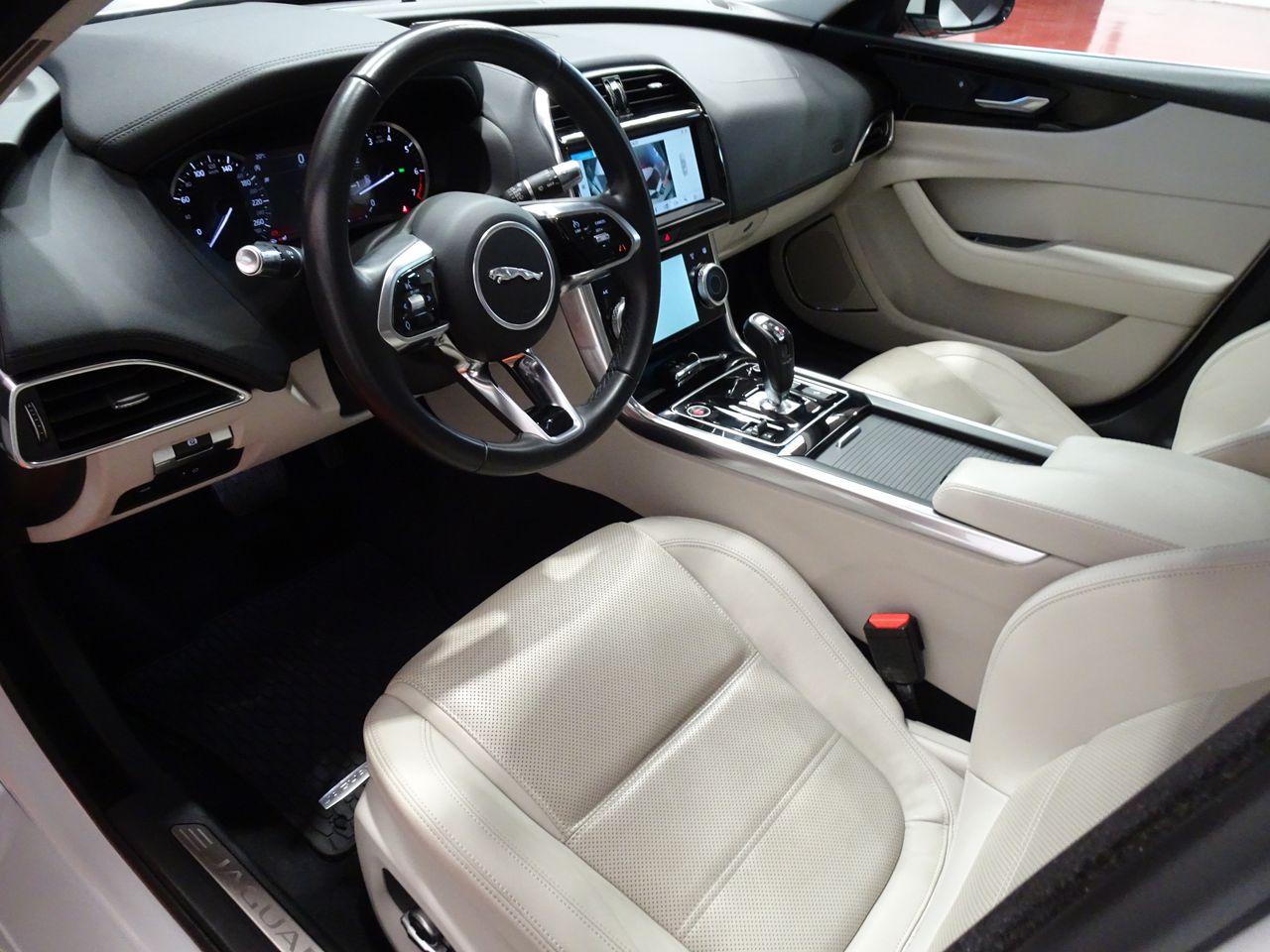 Foto Jaguar XE 19