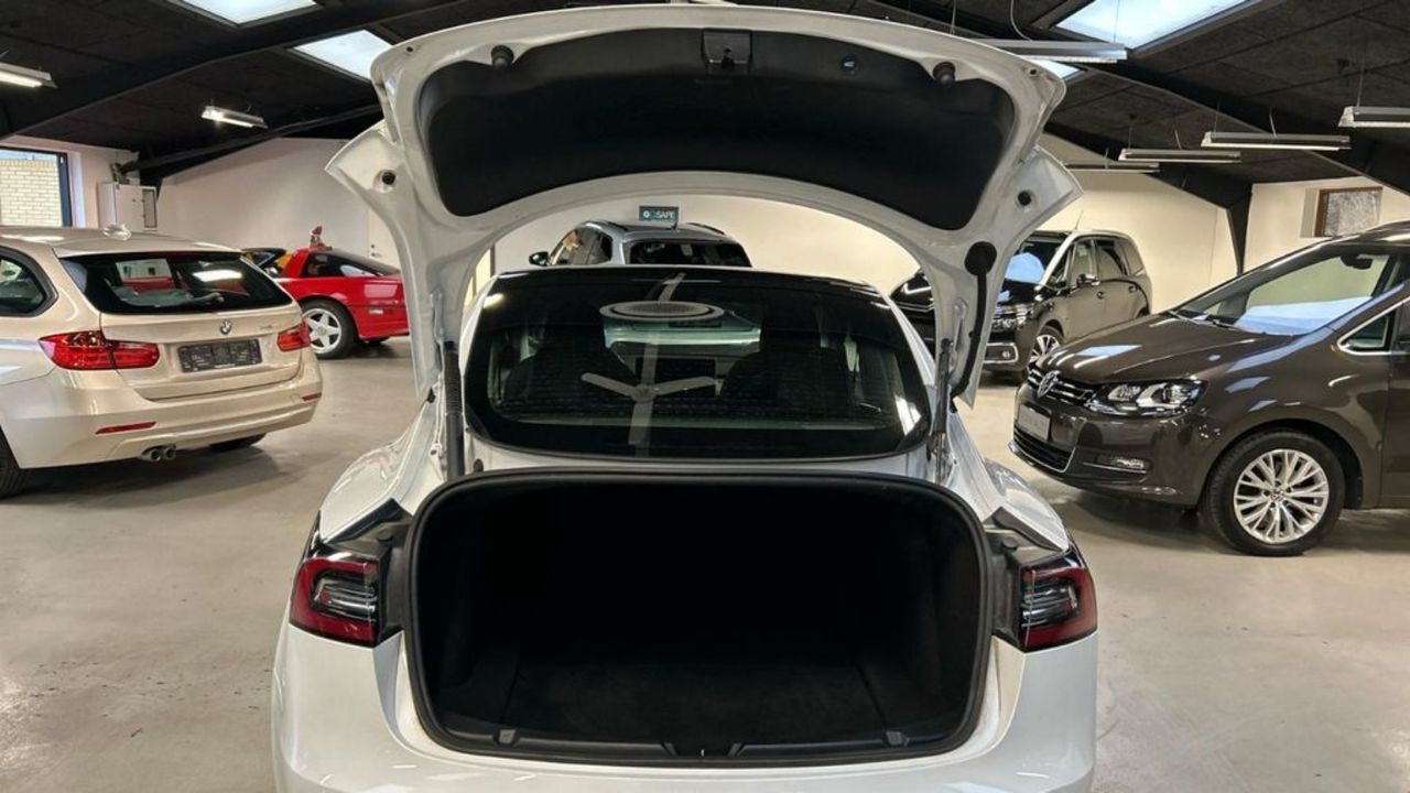 Foto Tesla Model 3 4