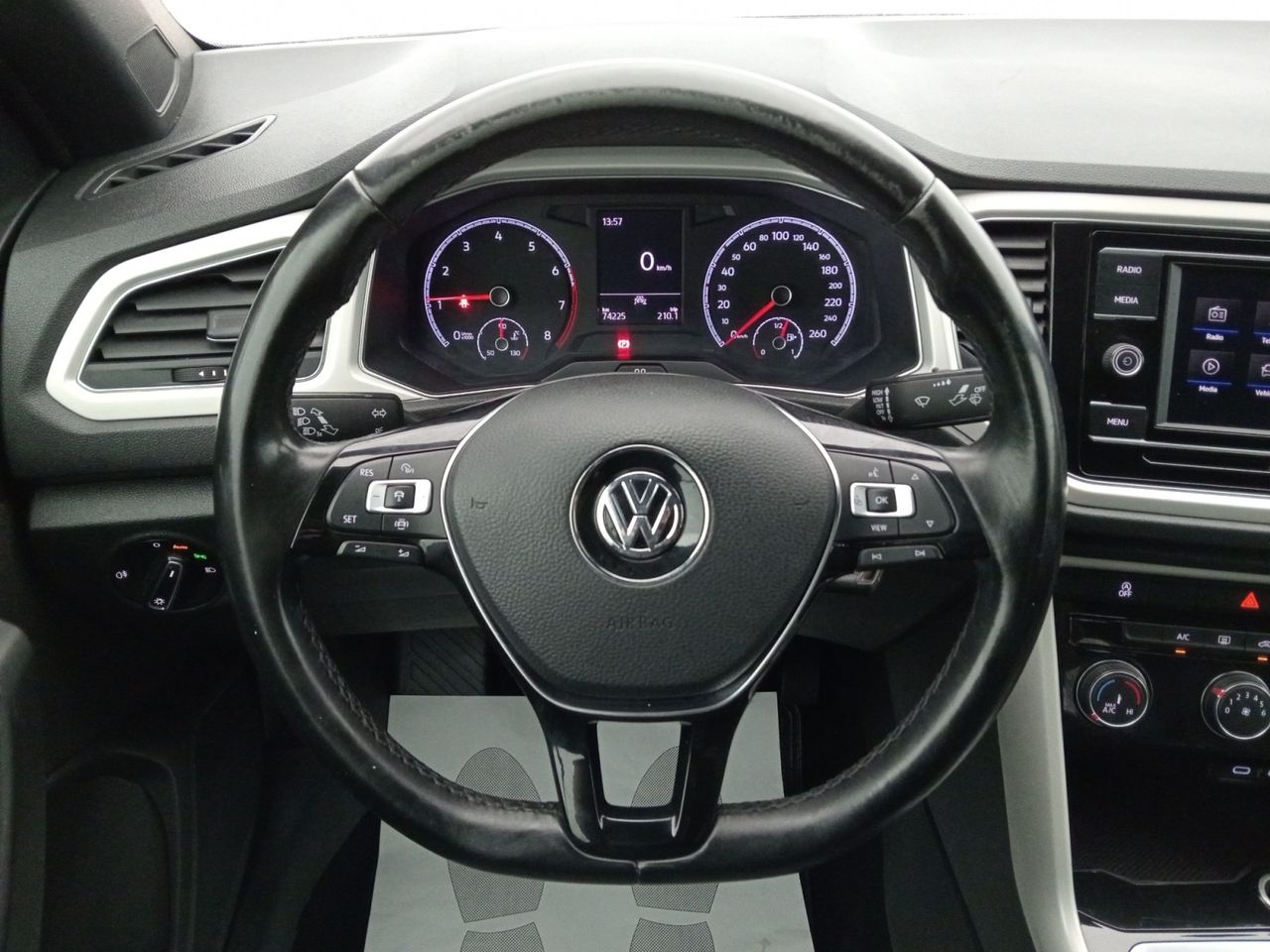 Foto Volkswagen T-Roc 11