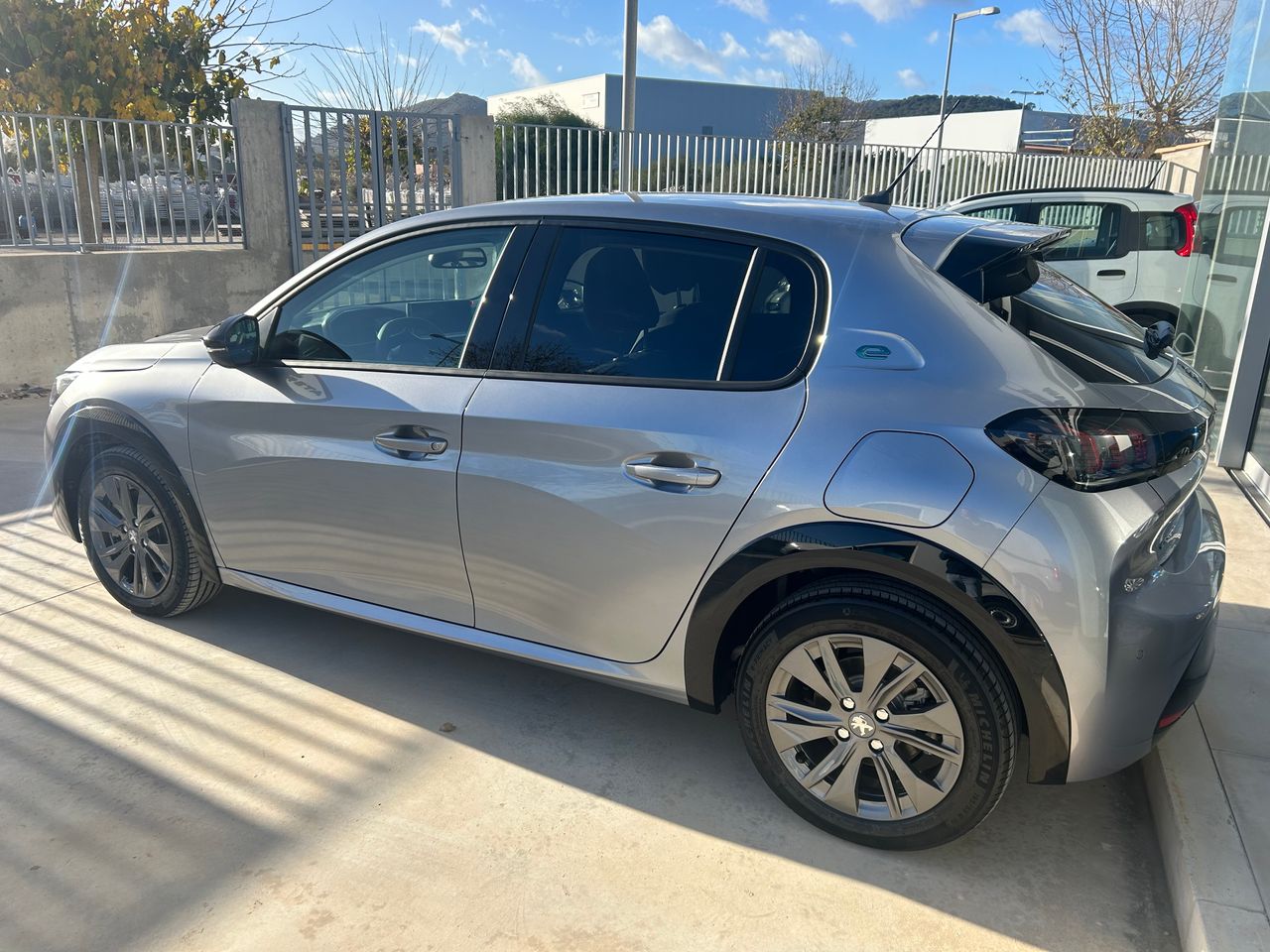 Foto Peugeot e-208 4