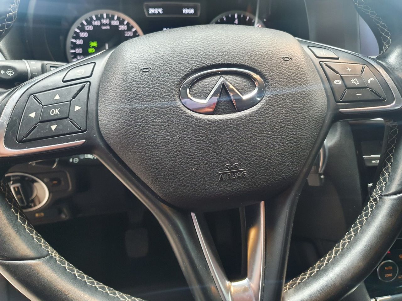 Foto Infiniti Q30 12