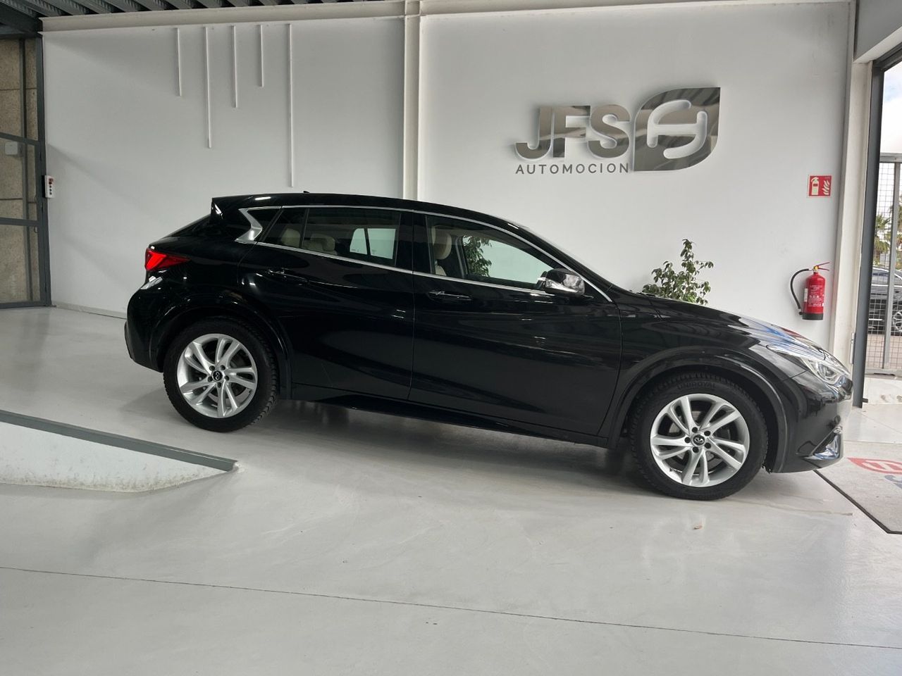 Foto Infiniti Q30 4