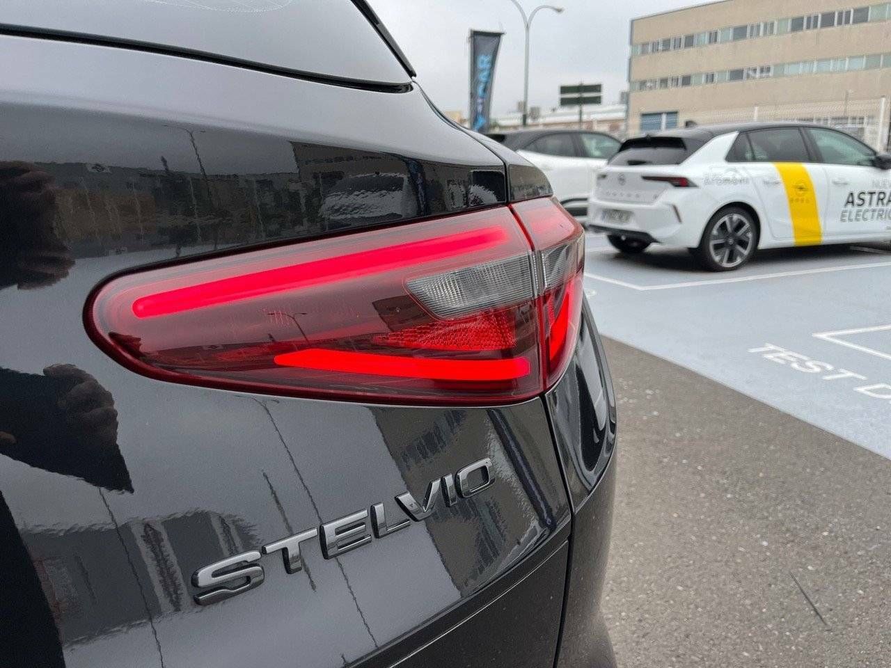 Foto Alfa Romeo Stelvio 33