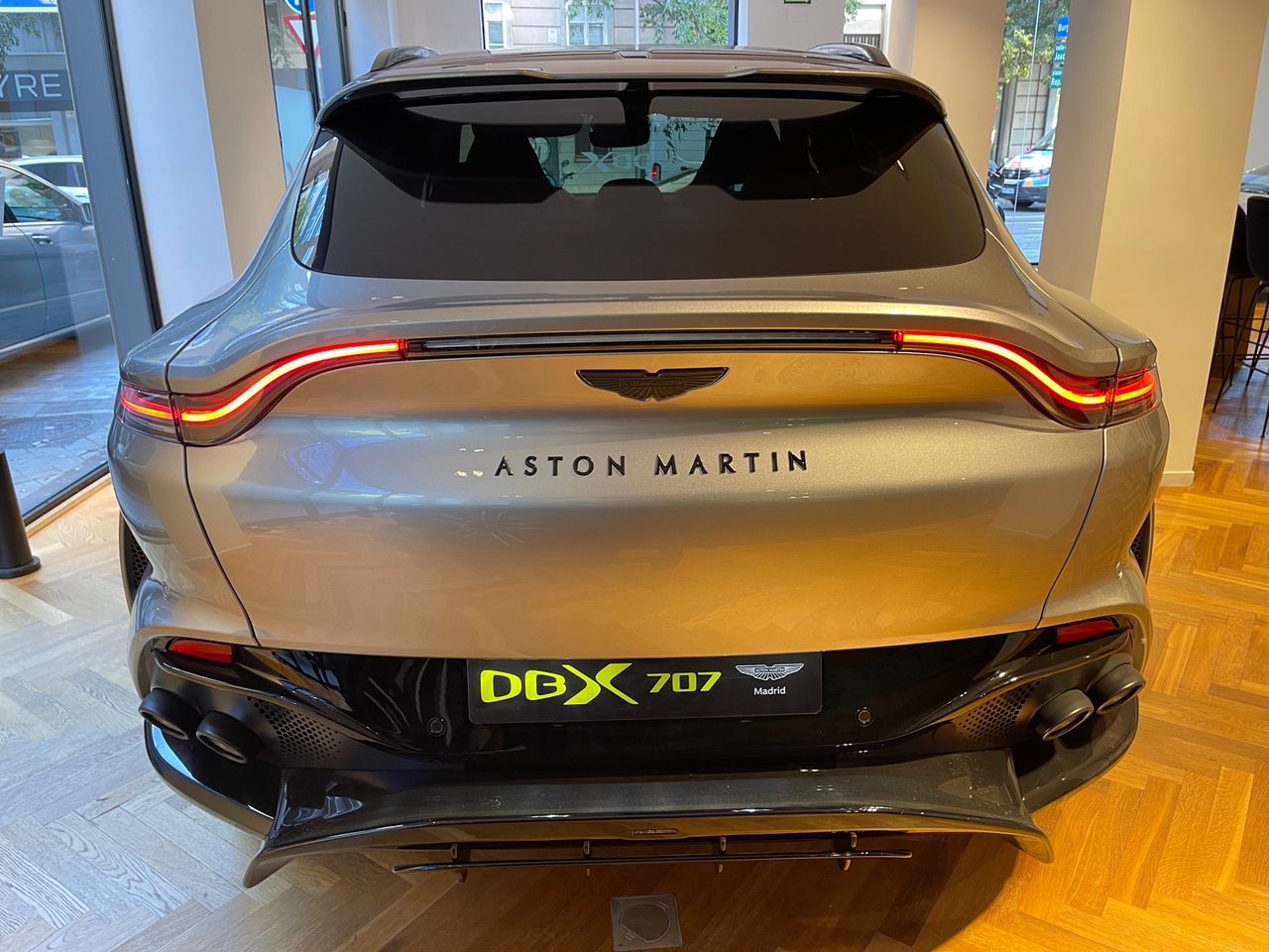 Foto Aston martin DBX 12