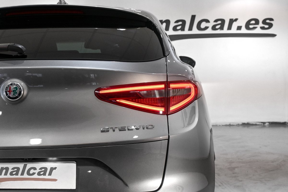 Foto Alfa Romeo Stelvio 8