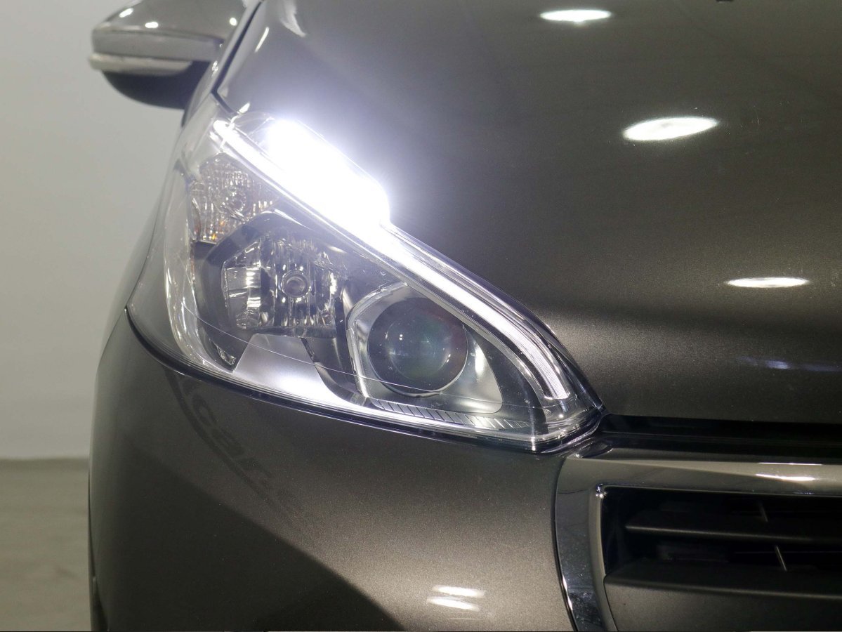 Foto Peugeot 208 11